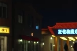 绕城而行的末班地铁车窗与隧道灯光，环城夜行剧照