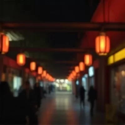 台灯照亮的书桌与摊开的稿纸，灯下书桌剧照